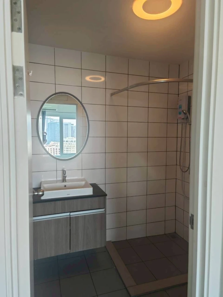 For rent: Chapter One Eco Ratchada-Huai Khwang, high floor unit, fully furnished. Book now!
