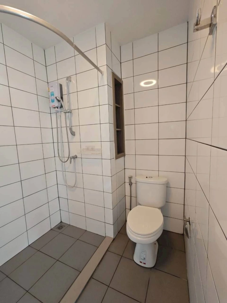 For rent: Chapter One Eco Ratchada-Huai Khwang, high floor unit, fully furnished. Book now!