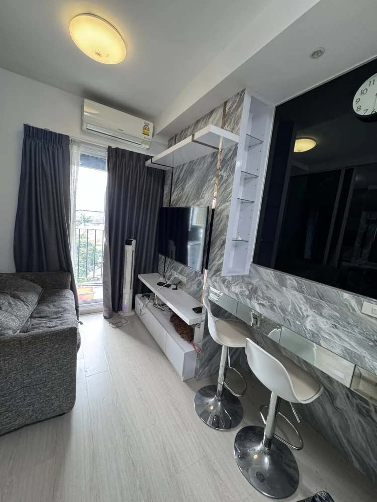 For rent: Chapter One Eco Ratchada-Huai Khwang, corner unit offering privacy, great location, fully furnished. Book now!