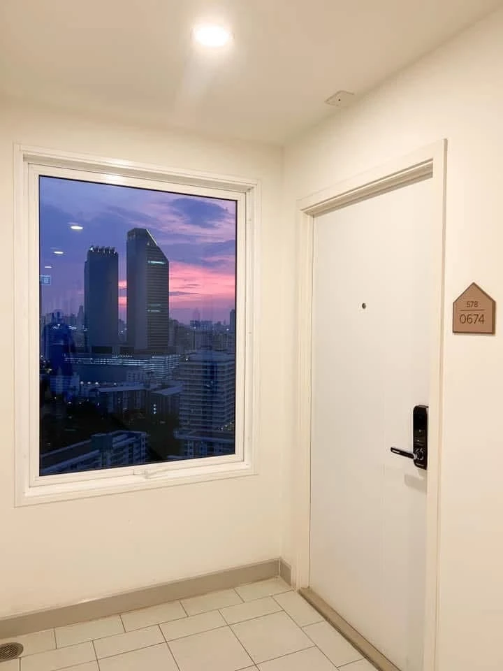 For Rent: Chapter One Eco Ratchada-Huai Khwang. 25th-floor corner unit with a stunning city view. Fully furnished and equipped with all appliances—rea