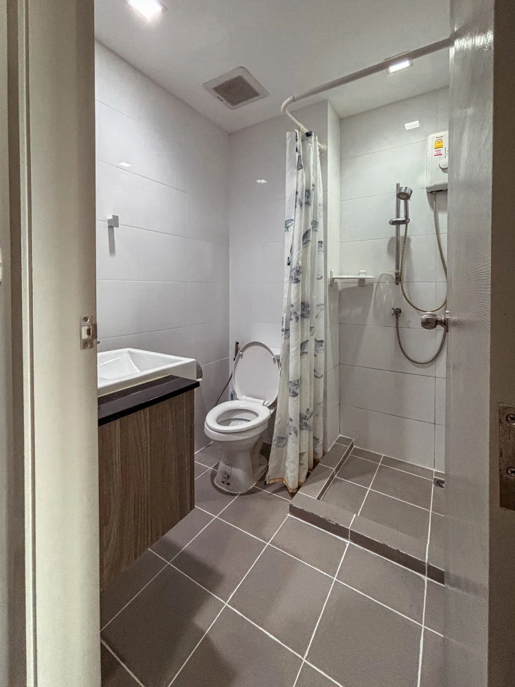 For rent: Chapter one Mid Town Ladprao 24, 24 rooms decorated in a nice tone, with a clear, open city view, not blocked. Don't miss it.