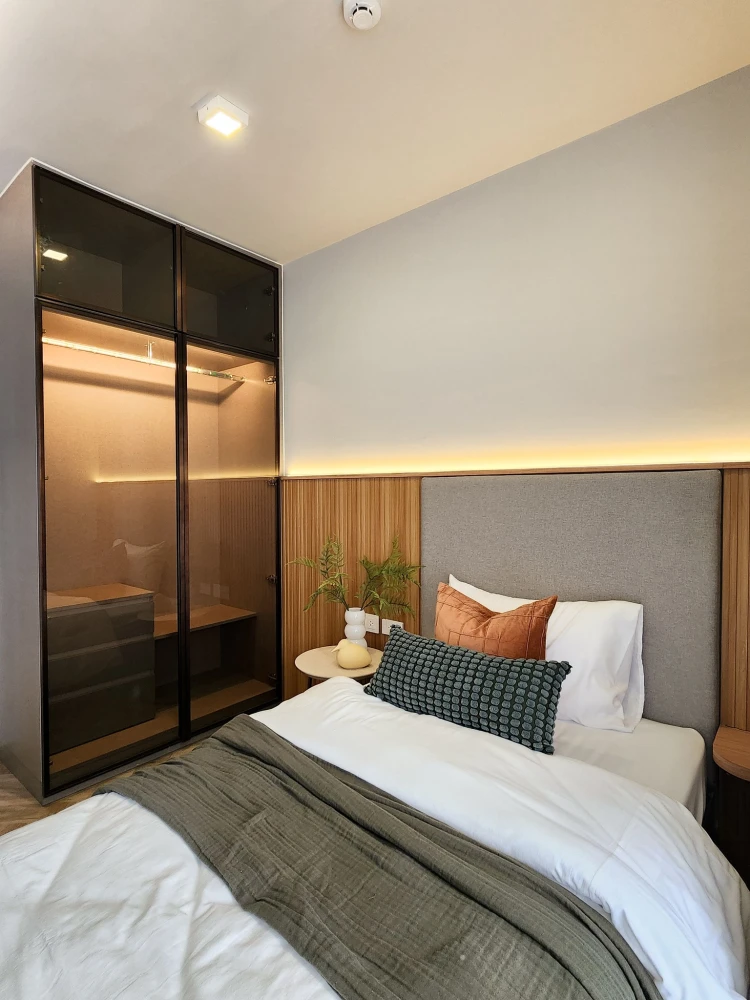 For rent: Chapter Thonglor 25, 2 Beds, 2 Baths, pool view, corner room, not attached to anyone's room, beautifully decorated, you can't miss out on bo