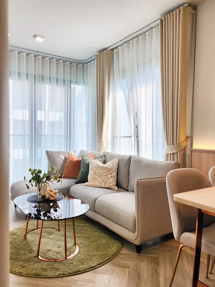 For rent: Chapter Thonglor 25, 2 Beds, 2 Baths, pool view, corner room, not attached to anyone's room, beautifully decorated, you can't miss out on bo