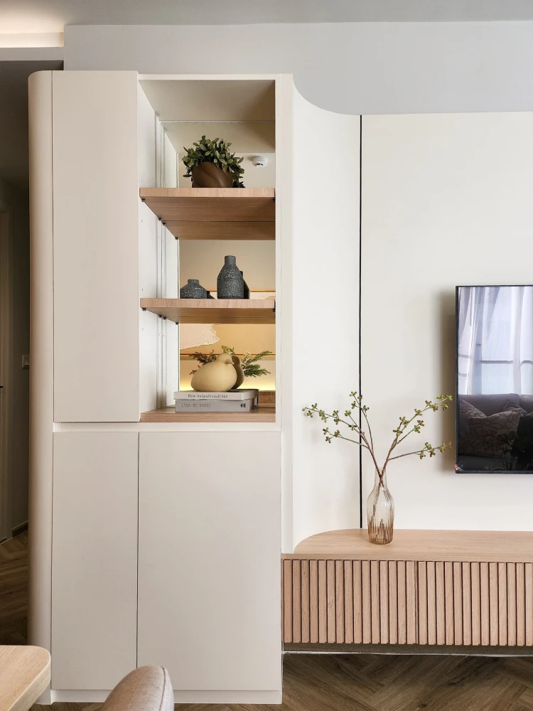 For rent: Chapter Thonglor 25, 2 Beds, 2 Baths, pool view, corner room, not attached to anyone's room, beautifully decorated, you can't miss out on bo
