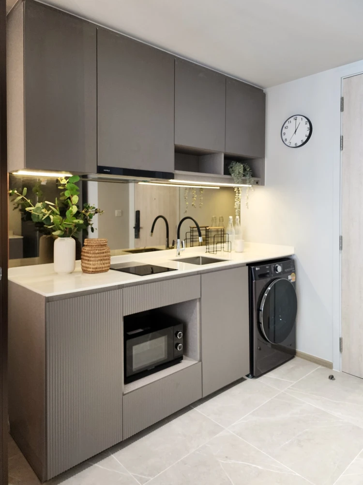 For rent: Chapter Thonglor 25, 2 Beds, 2 Baths, pool view, corner room, not attached to anyone's room, beautifully decorated, you can't miss out on bo