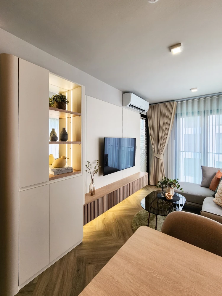 For rent: Chapter Thonglor 25, 2 Beds, 2 Baths, pool view, corner room, not attached to anyone's room, beautifully decorated, you can't miss out on bo
