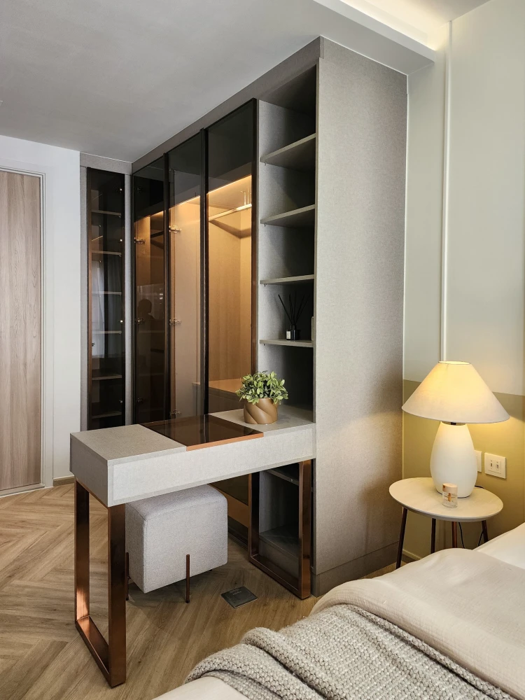 For rent: Chapter Thonglor 25, 2 Beds, 2 Baths, pool view, corner room, not attached to anyone's room, beautifully decorated, you can't miss out on bo