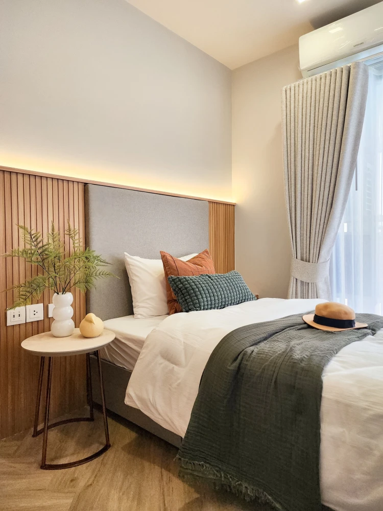 For rent: Chapter Thonglor 25, 2 Beds, 2 Baths, pool view, corner room, not attached to anyone's room, beautifully decorated, you can't miss out on bo
