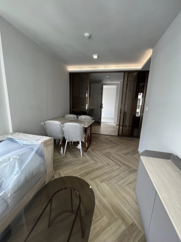 Chapter Thonglor 25 for rent, corner room, not crowded, fully furnished, pool view, book now