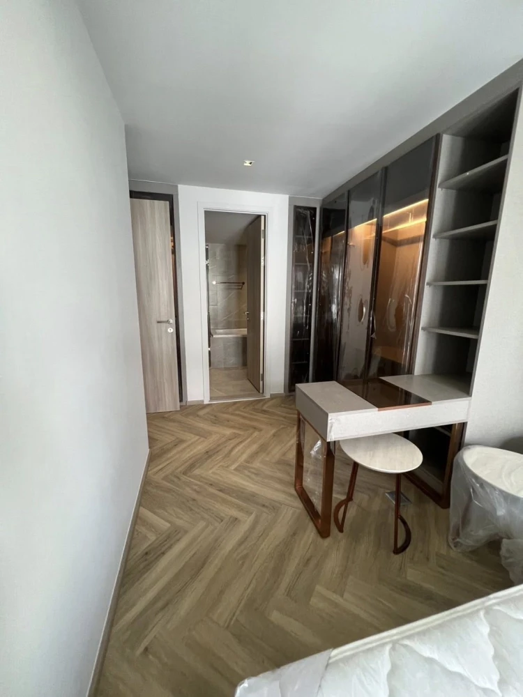 Chapter Thonglor 25 for rent, corner room, not crowded, fully furnished, pool view, book now