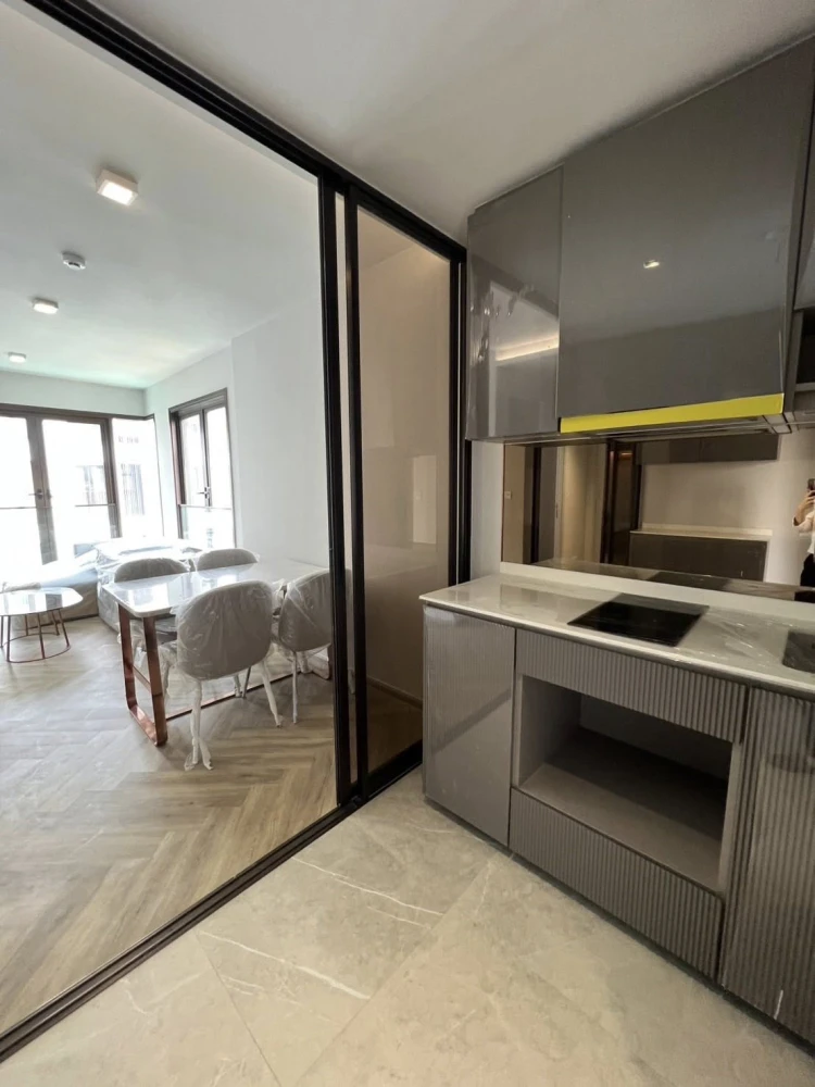 Chapter Thonglor 25 for rent, corner room, not crowded, fully furnished, pool view, book now