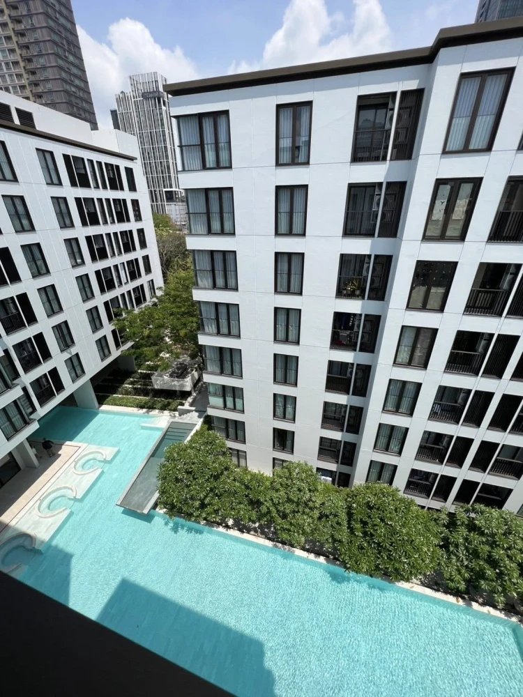 Chapter Thonglor 25 for rent, corner room, not crowded, fully furnished, pool view, book now