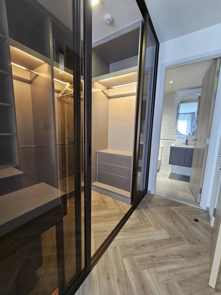 Chapter Thonglor 25 for rent, fully furnished, 2nd floor, low rise, convenient, complete in one place. Hurry and reserve before you miss your chance.