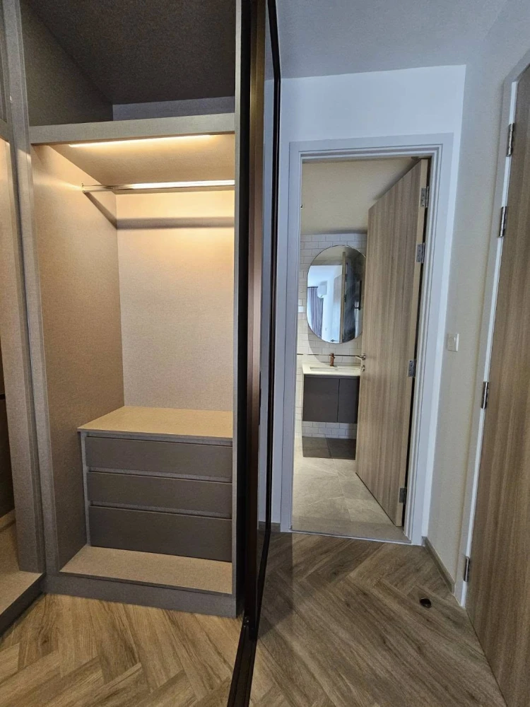 Chapter Thonglor 25 for rent, fully furnished, 2nd floor, low rise, convenient, complete in one place. Hurry and reserve before you miss your chance.