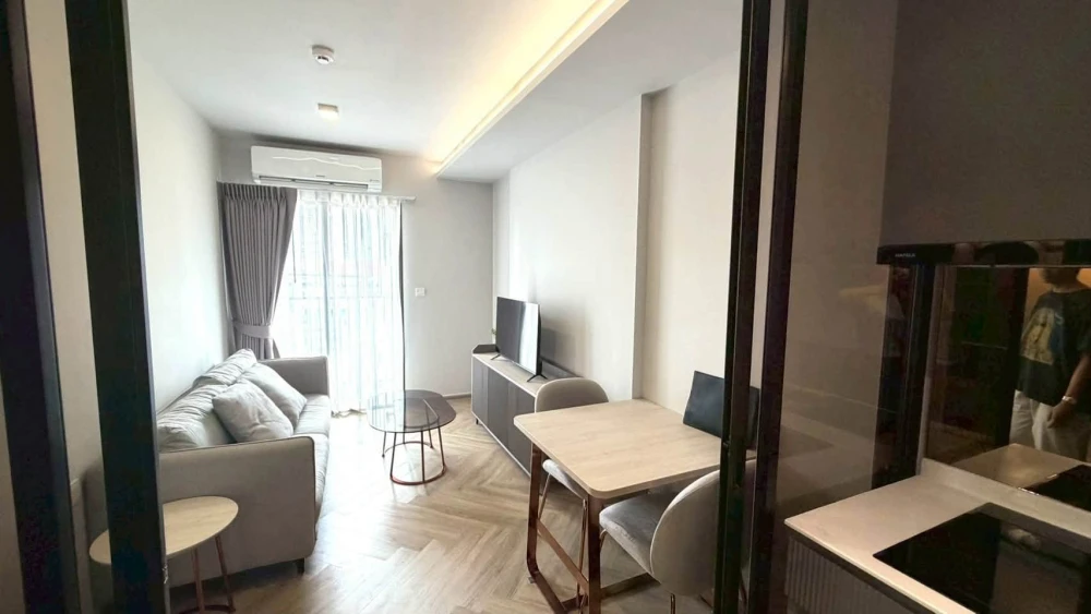 For rent: Chapter Thonglor 25, fully furnished with appliances. Ideal for living, located in the heart of Thonglor.
