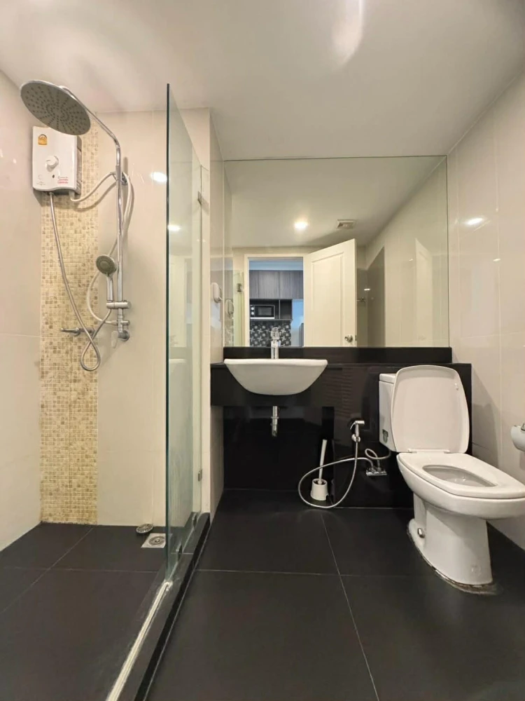 For rent: Chateau In Town Pinklao, 5th floor, partitioned room, fully furnished. Book now!