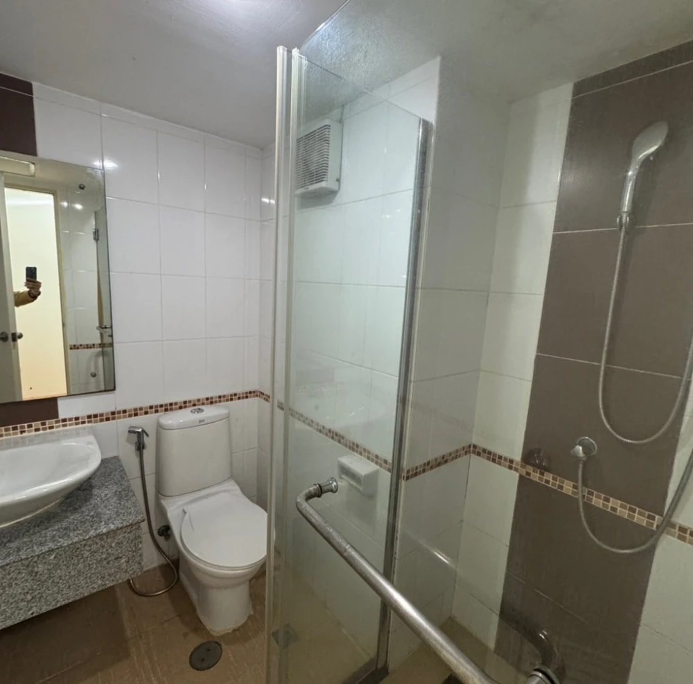 For rent: Chateau In Town Ratchada 13, studio room with plenty of usable space, comes with a large bed at a great price. With a good deal like this, w