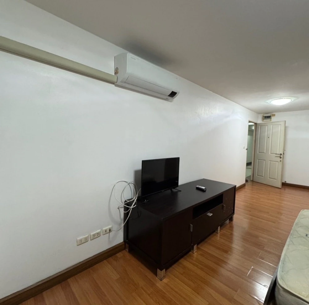 For rent: Chateau In Town Ratchada 13, studio room with plenty of usable space, comes with a large bed at a great price. With a good deal like this, w