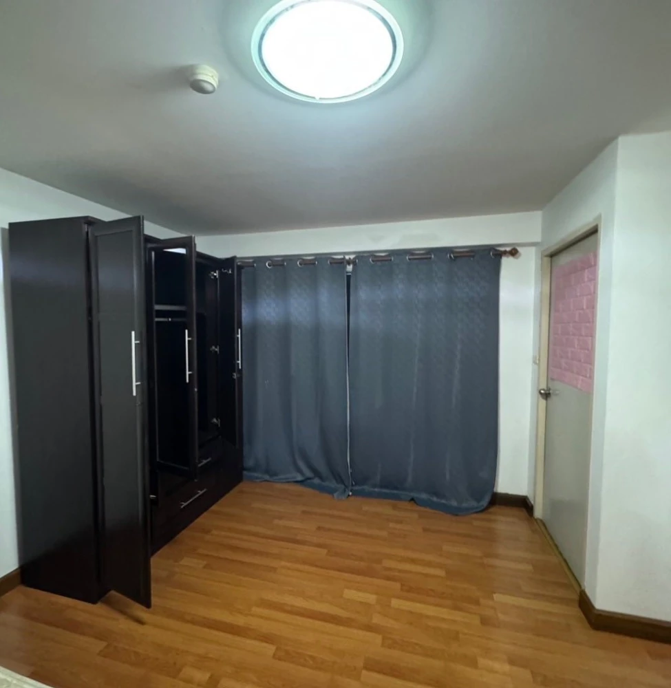 For rent: Chateau In Town Ratchada 13, studio room with plenty of usable space, comes with a large bed at a great price. With a good deal like this, w