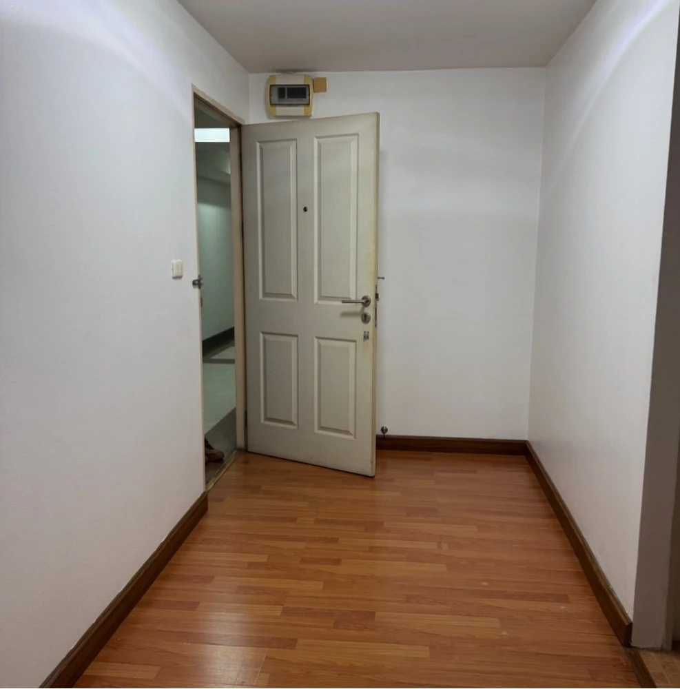 For rent: Chateau In Town Ratchada 13, studio room with plenty of usable space, comes with a large bed at a great price. With a good deal like this, w