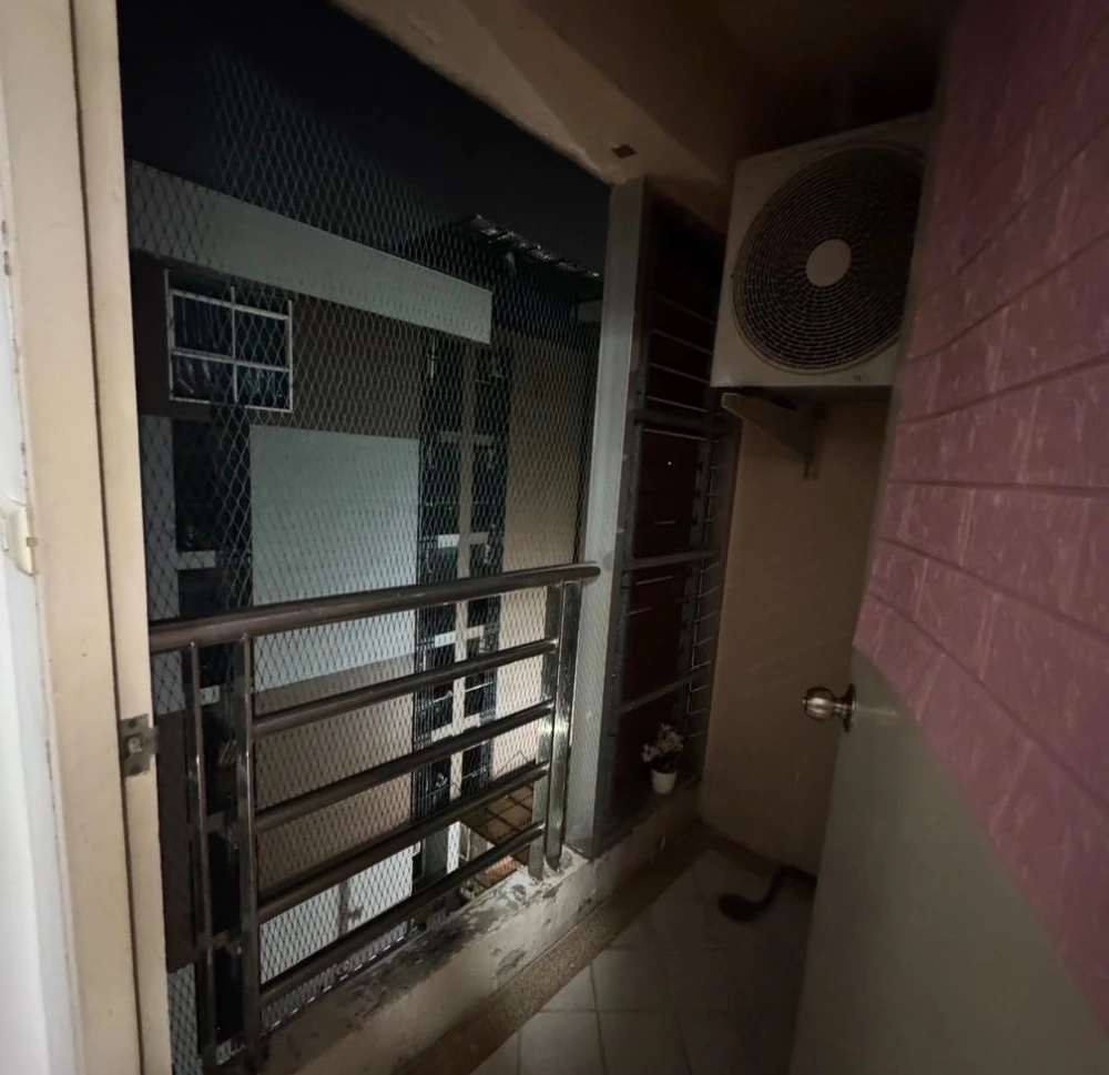 For rent: Chateau In Town Ratchada 13, studio room with plenty of usable space, comes with a large bed at a great price. With a good deal like this, w
