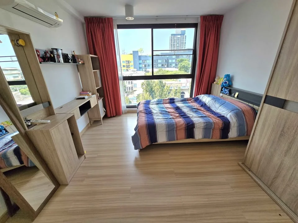 For rent: Chateau in Town Sukhumvit 62/1, beautiful pool view, beautiful view from every room, lots of usable space. You must book this now.