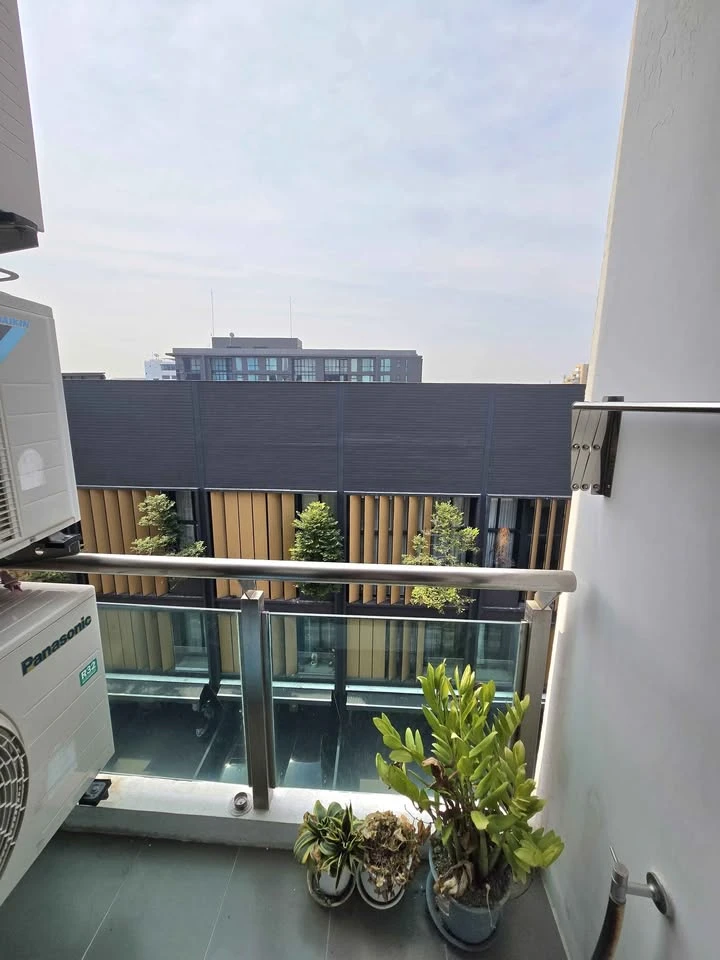 For rent: Chateau in Town Sukhumvit 62/1, beautiful pool view, beautiful view from every room, lots of usable space. You must book this now.