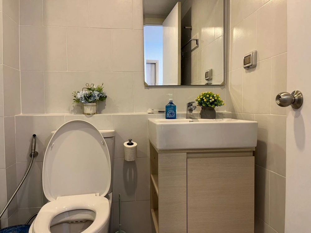 For rent: Chewathai Hallmark Ladprao-Chokchai 4, 2-bedroom corner unit, private, fully furnished and ready to move in.