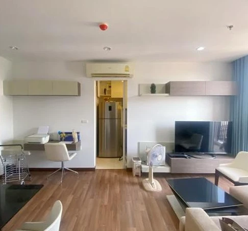 For rent: Chewathai Interchange, 2 bedrooms, spacious living area, fully furnished. Book now!