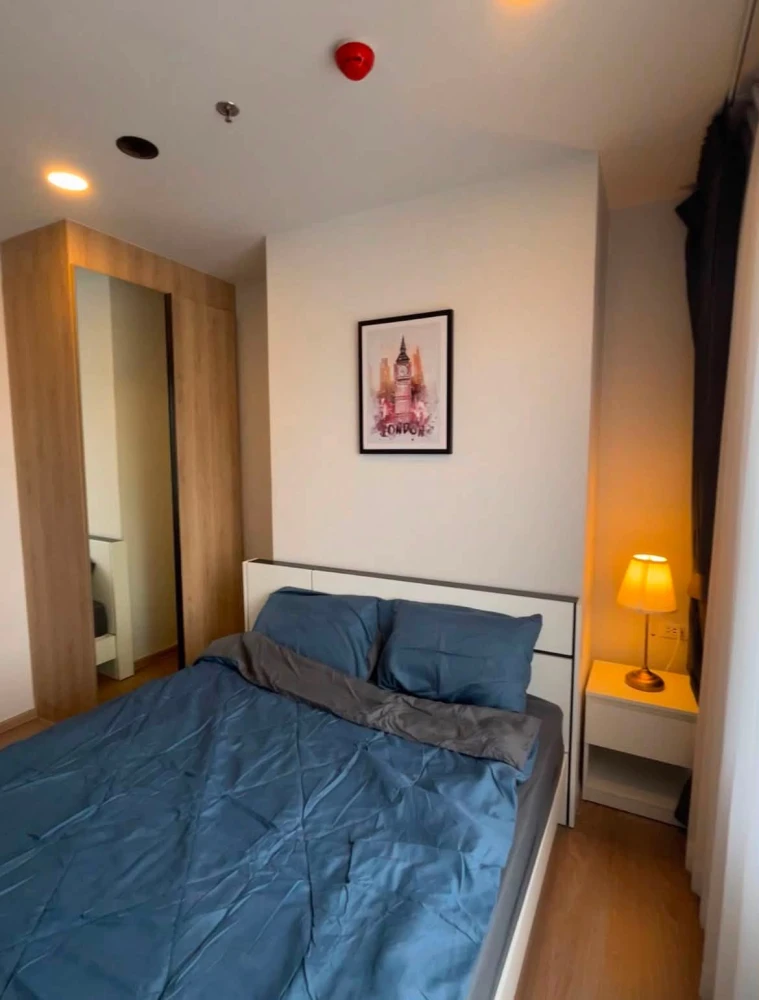 For rent: Chewathai Pinklao, corner unit, top floor, city view, quiet and private, fully furnished and equipped, ready to move in.
