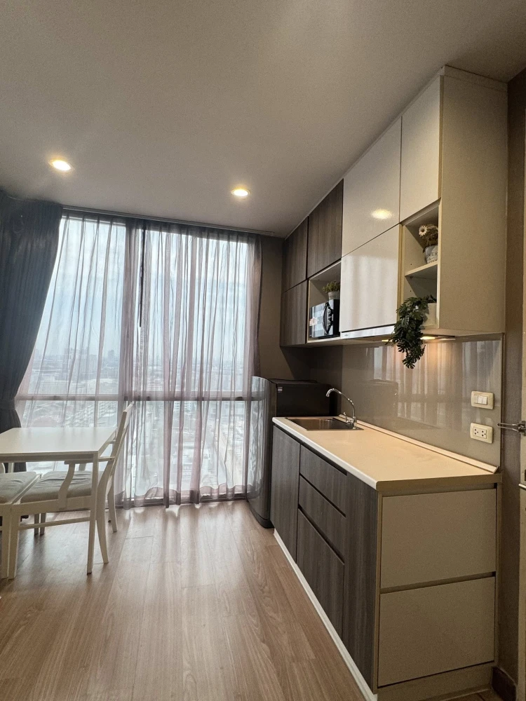For rent: Chewathai Ramkhamhaeng. Spacious room with plenty of usable space. Fully furnished. Just bring your bags and move in!