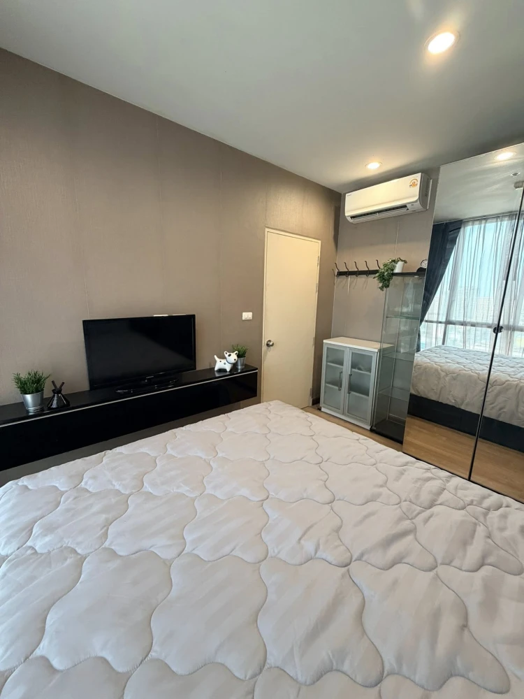 For rent: Chewathai Ramkhamhaeng. Spacious room with plenty of usable space. Fully furnished. Just bring your bags and move in!