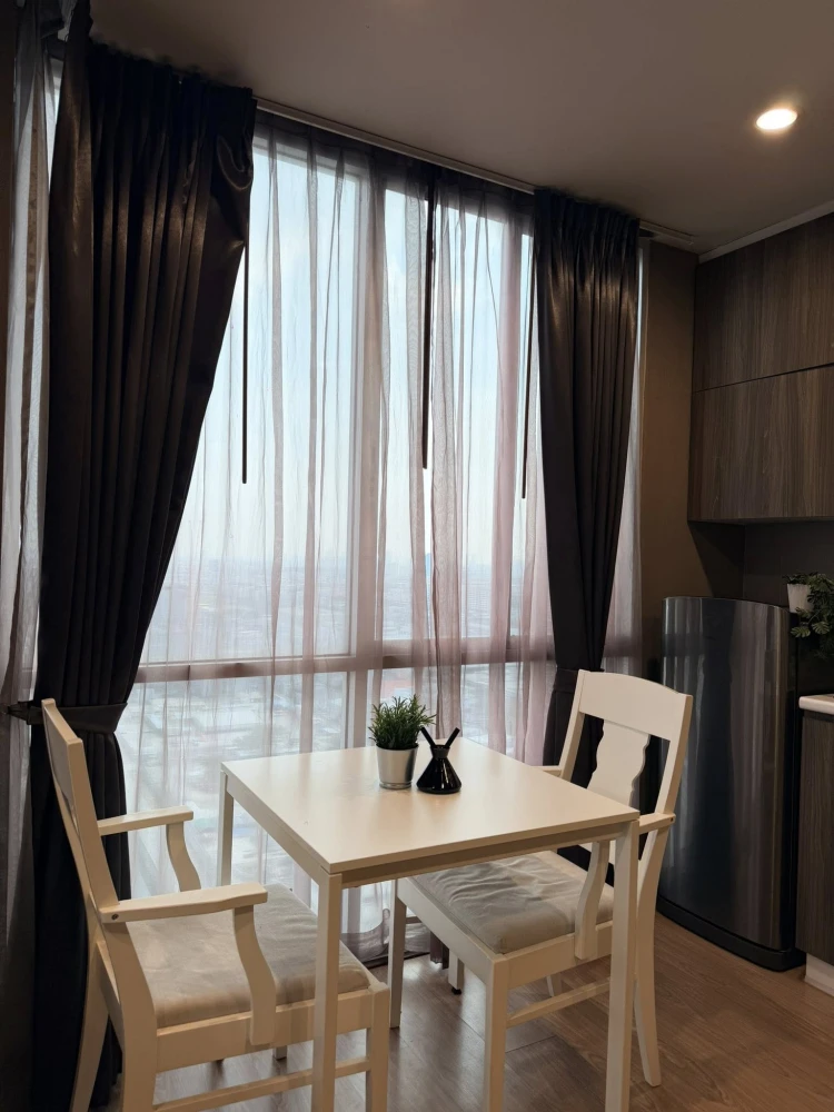 For rent: Chewathai Ramkhamhaeng. Spacious room with plenty of usable space. Fully furnished. Just bring your bags and move in!