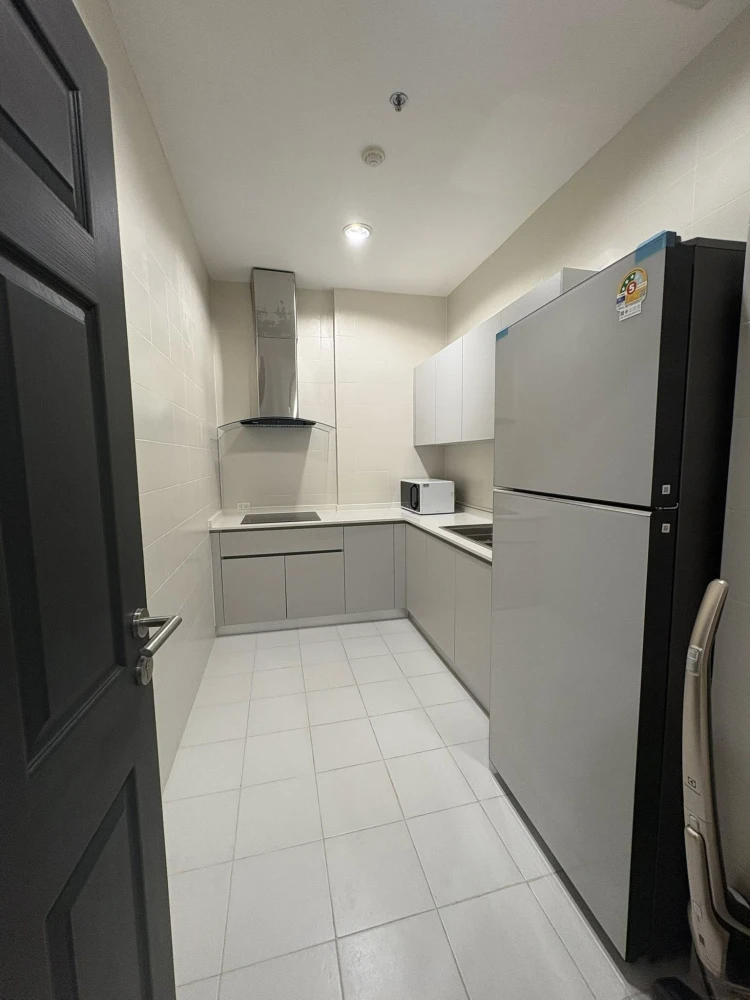 For rent: Chewathai Ratchaprarop. Spacious area with 280cm high ceilings and unobstructed panoramic city views. No buildings blocking the view. Don't