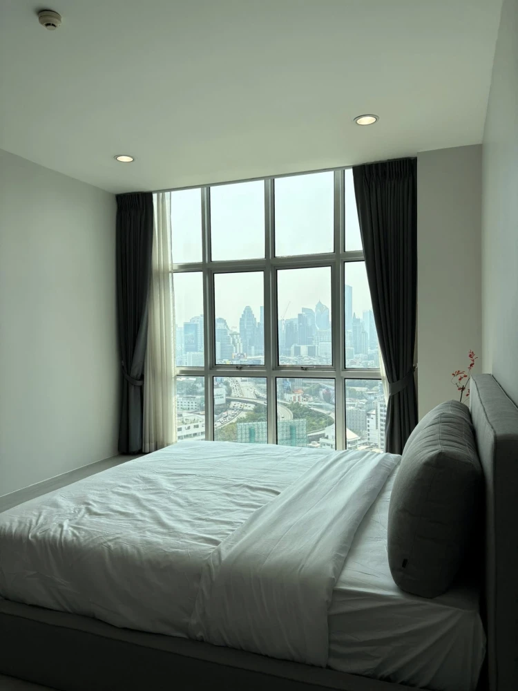 For rent: Chewathai Ratchaprarop. Spacious area with 280cm high ceilings and unobstructed panoramic city views. No buildings blocking the view. Don't