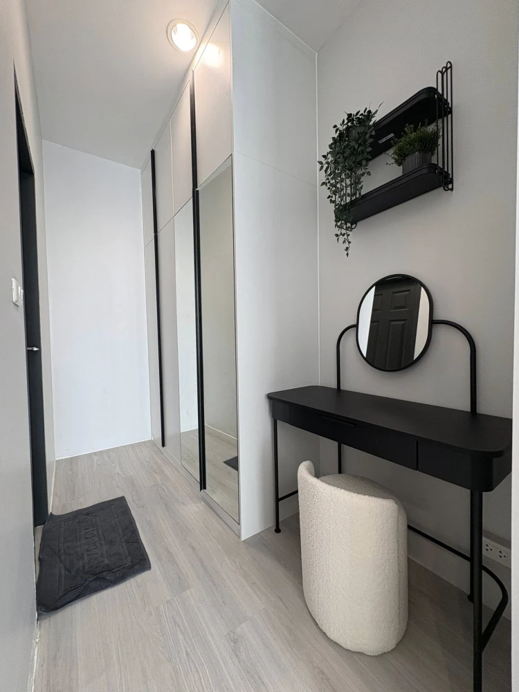 For rent: Chewathai Ratchaprarop. Spacious area with 280cm high ceilings and unobstructed panoramic city views. No buildings blocking the view. Don't