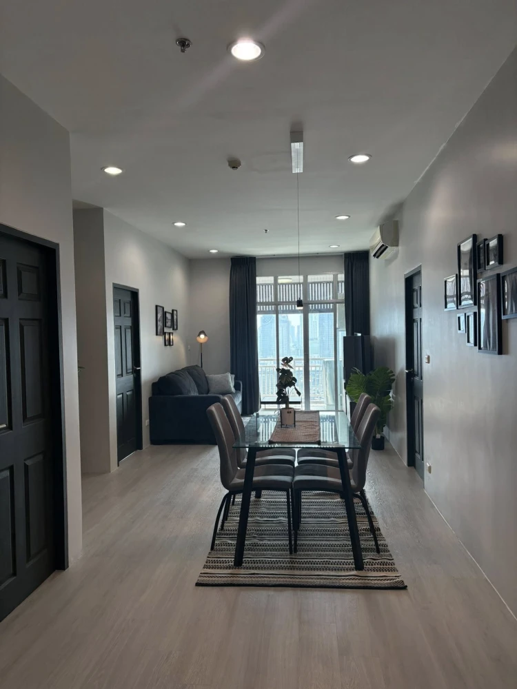 For rent: Chewathai Ratchaprarop. Spacious area with 280cm high ceilings and unobstructed panoramic city views. No buildings blocking the view. Don't