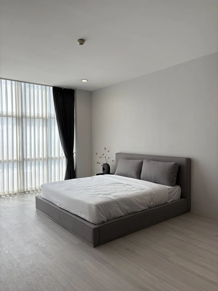 For rent: Chewathai Ratchaprarop. Spacious area with 280cm high ceilings and unobstructed panoramic city views. No buildings blocking the view. Don't