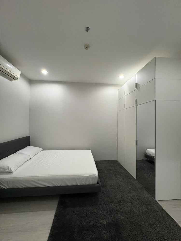For rent: Chewathai Ratchaprarop. Spacious area with 280cm high ceilings and unobstructed panoramic city views. No buildings blocking the view. Don't