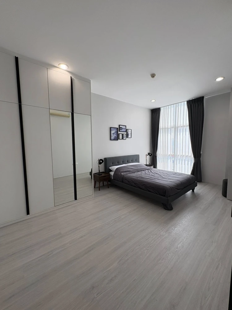 For rent: Chewathai Ratchaprarop. Spacious area with 280cm high ceilings and unobstructed panoramic city views. No buildings blocking the view. Don't