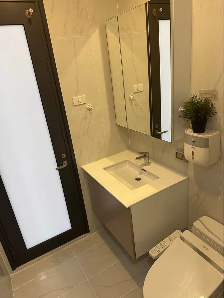 For rent: Chewathai Residence Asoke, a comfortable room with high ceilings and an open feel. Great location, fully furnished. Reserve now!