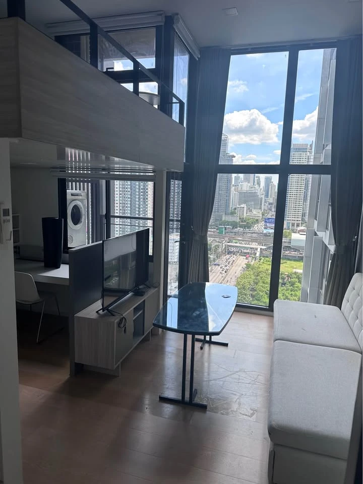 For rent: Chewathai Residence Asoke, a comfortable room with high ceilings and an open feel. Great location, fully furnished. Reserve now!