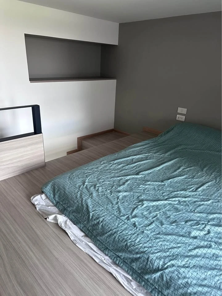 For rent: Chewathai Residence Asoke, a comfortable room with high ceilings and an open feel. Great location, fully furnished. Reserve now!