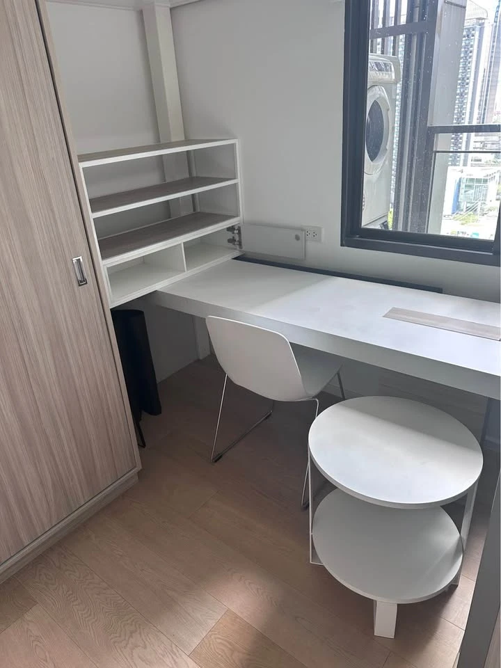 For rent: Chewathai Residence Asoke, a comfortable room with high ceilings and an open feel. Great location, fully furnished. Reserve now!