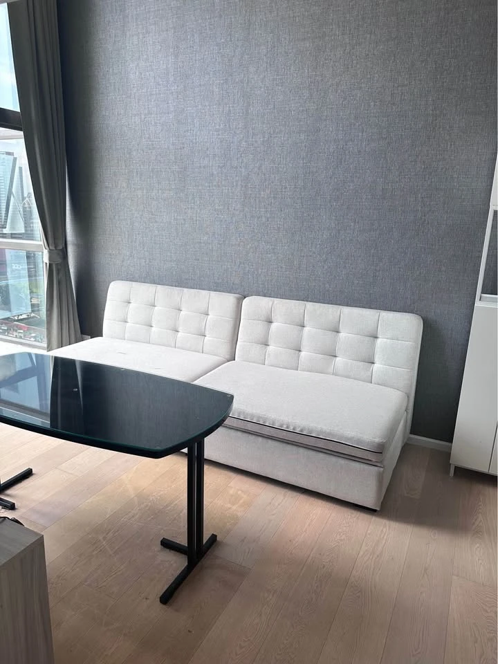 For rent: Chewathai Residence Asoke, a comfortable room with high ceilings and an open feel. Great location, fully furnished. Reserve now!