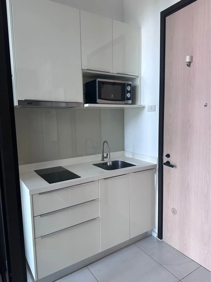 For rent: Chewathai Residence Asoke, a comfortable room with high ceilings and an open feel. Great location, fully furnished. Reserve now!