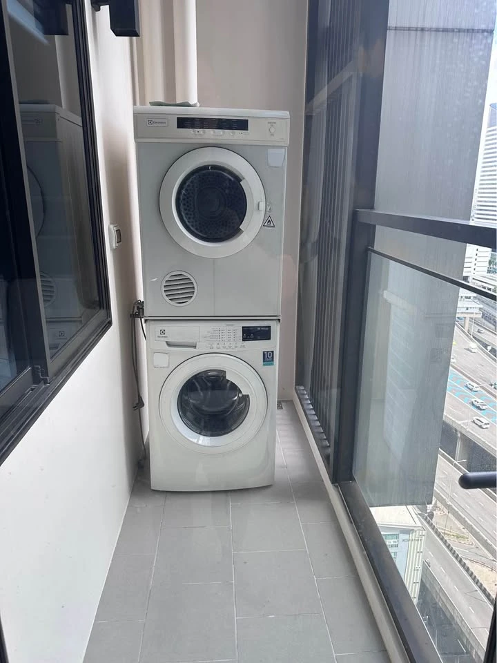 For rent: Chewathai Residence Asoke, a comfortable room with high ceilings and an open feel. Great location, fully furnished. Reserve now!