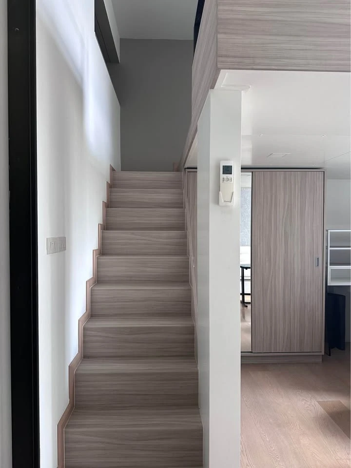 For rent: Chewathai Residence Asoke, a comfortable room with high ceilings and an open feel. Great location, fully furnished. Reserve now!
