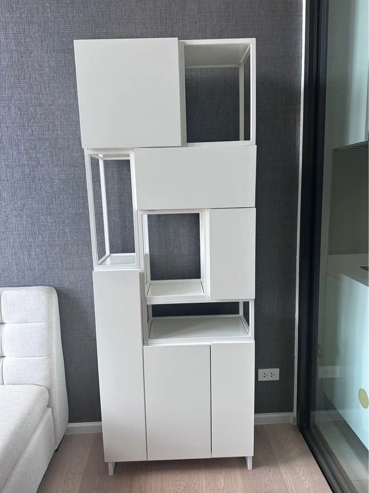 For rent: Chewathai Residence Asoke, a comfortable room with high ceilings and an open feel. Great location, fully furnished. Reserve now!