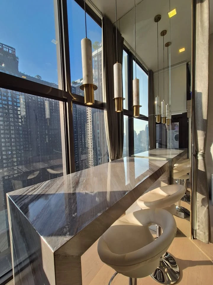 For rent: Chewathai Residence Asoke, luxurious loft unit with complete built-in furniture. You can't miss this opportunity!